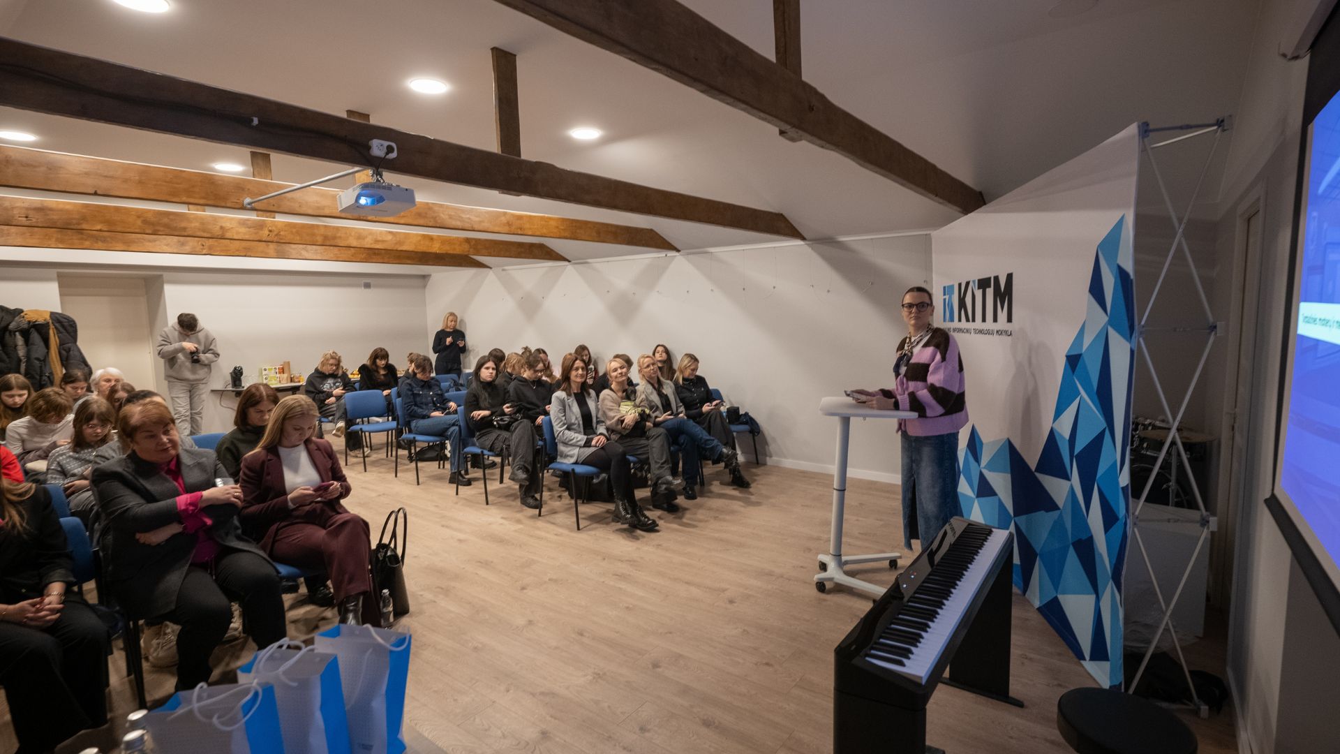 Kauno informacinių technologijų mokykloje įvyko antrasis Tarptautinės moterų ir mergaičių dienos moksle minėjimas!